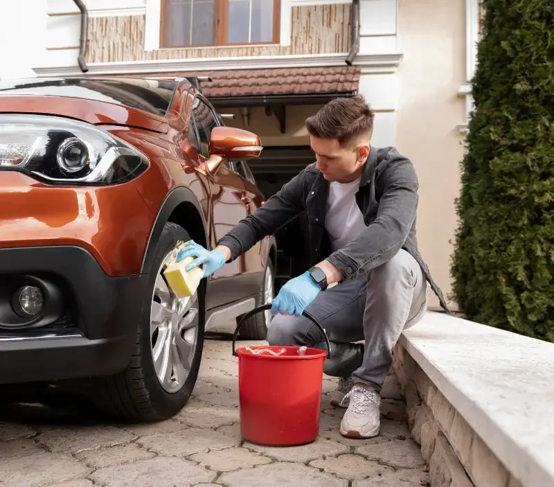 Lavage auto à domicile Thorigné-Fouillard : professionnel intervenant sur un véhicule